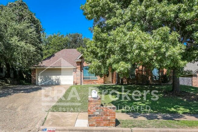 Building Photo - 800 Silver Creek Dr