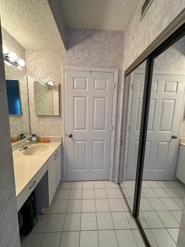 Photo - 1070 Woodshire Ln Unit E102