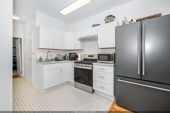 Building Photo - 523 Adams St Unit 2 Rental