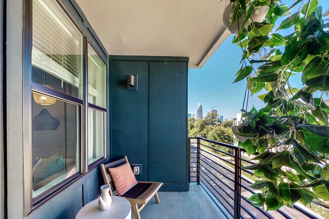 1BR, 1BA - 694 SF