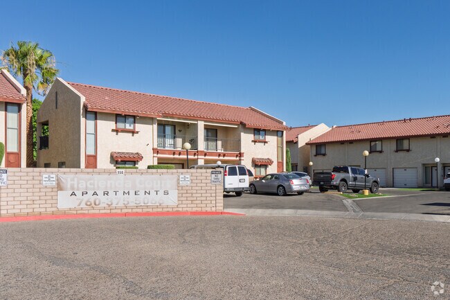 Entrada - Hacienda Court Apartments