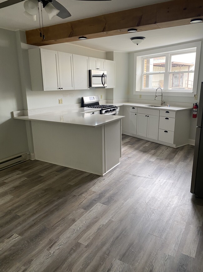 Building Photo - 564 Lincoln Ave Unit 2