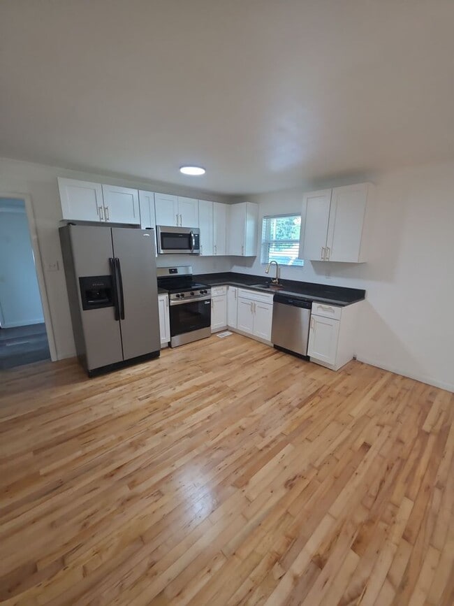 Photo - Single-Level 3 Bedroom Home with Hardwood Floors, Stainless Appliances, and Backyard in Crossville