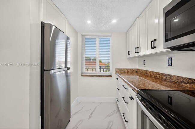 Photo - 9915 W Okeechobee Rd Unidad 2-308 Rental