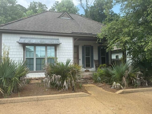 Building Photo - Large 3 Bedroom Townhome with All Appliances Included