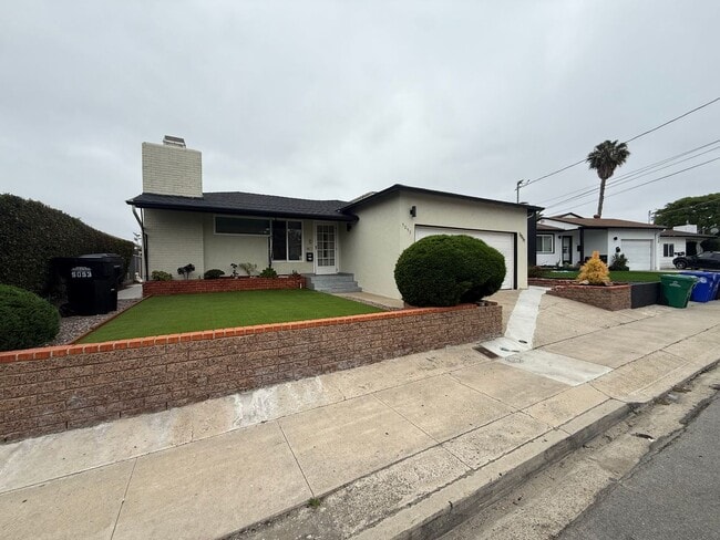Building Photo - Renovated in 2023!! 4BD/2BA; Quick Walk to... Rental