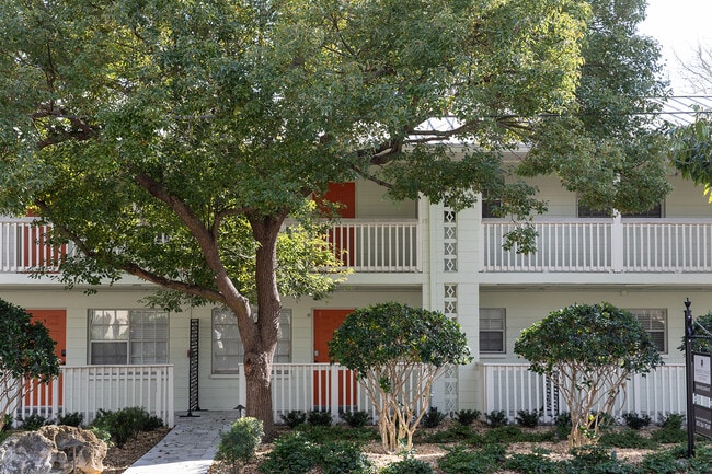 3318 W. De Leon