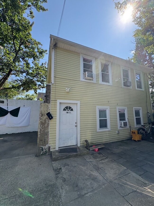 Building Photo - 1006 Summerfield Ave Unit 1006 1/2