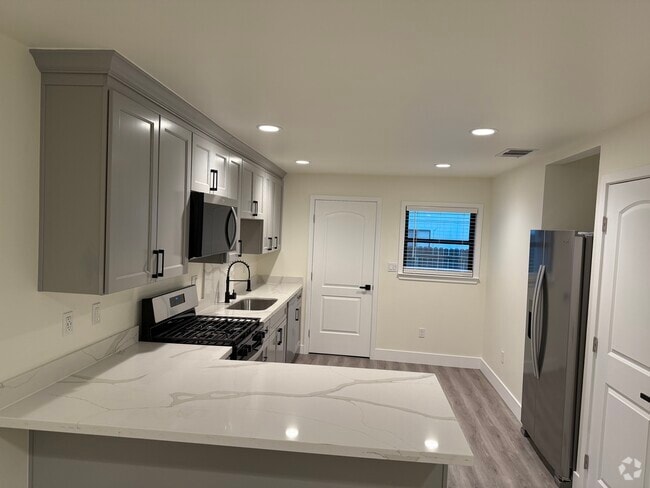 Building Photo - 102 1st St Rental