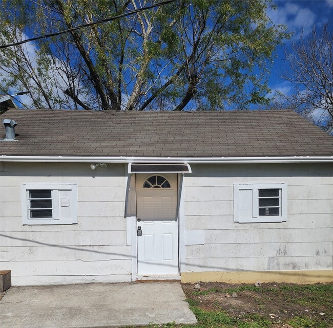 Building Photo - 211 Ave B Unit 1/2