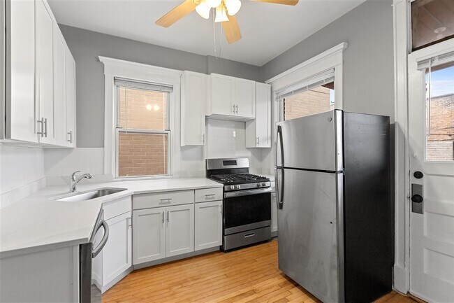 Photo - 3716 N Wayne Ave Unidad 2