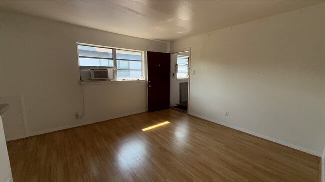 Building Photo - 1906 Binz St Unit 05