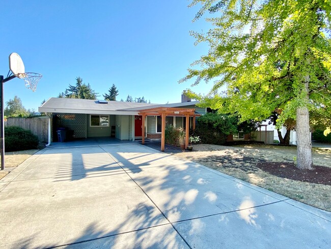 Building Photo - Charming Lake Hills Home in the Heart of Bellevue