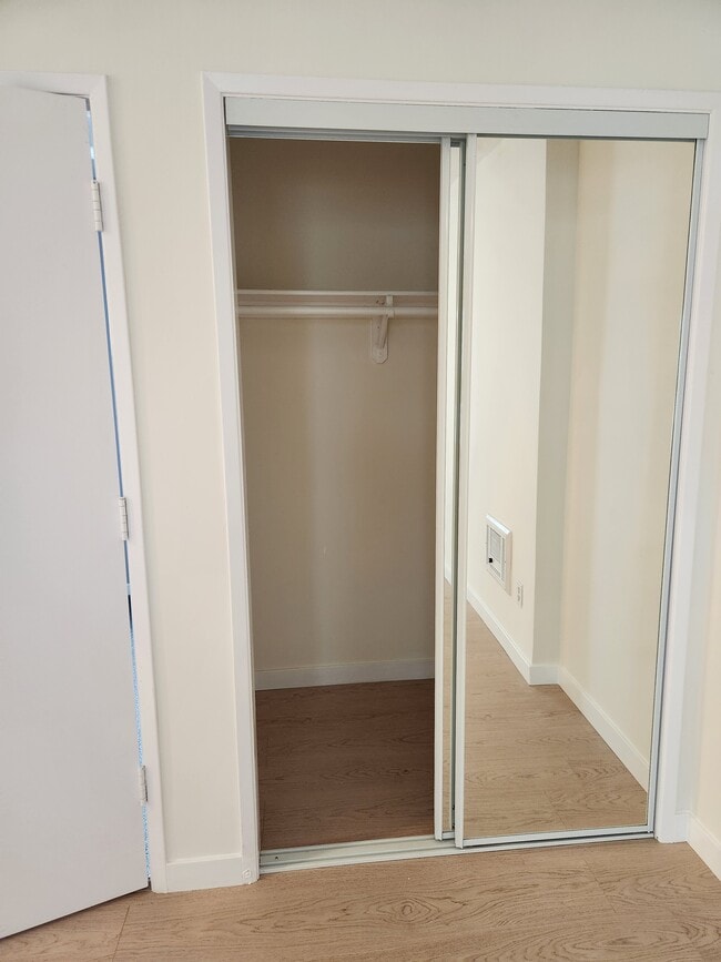 El armario de la habitación delantera es profundo. - 1032 7th St