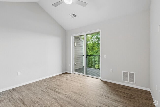 1BR, 1BA - 710SF - Living Room