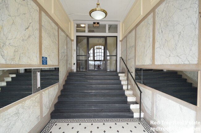 1687 Commonwealth Ave Unit 32
