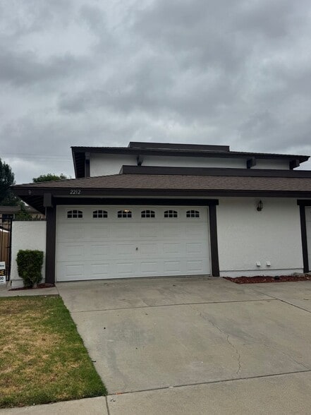 2210-2212 E Avalon Ave