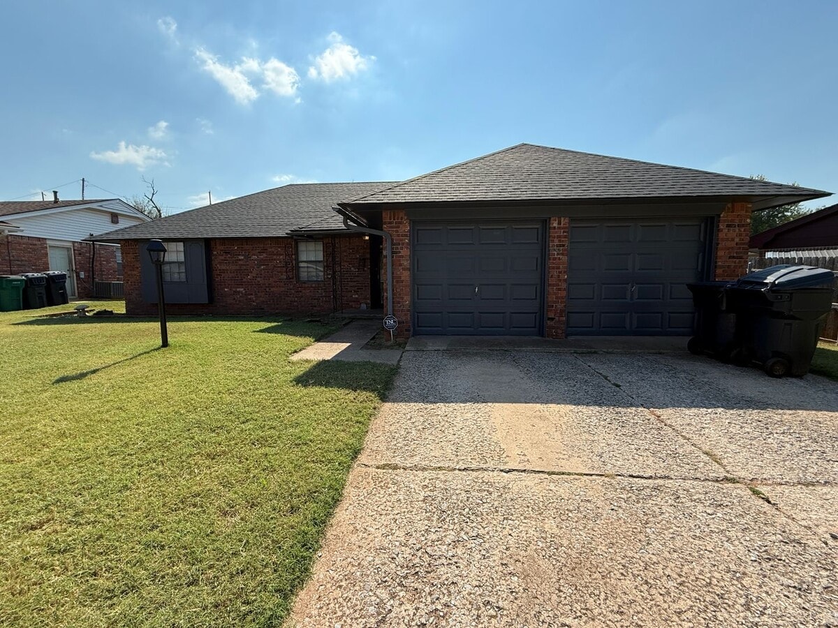 Massive 3BD/2BTH Home Minutes from the Highway. - Massive 3BD/2BTH Home Minutes from the Highway.