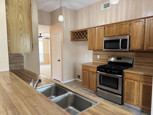 Photo - 16419 Salinas Ln