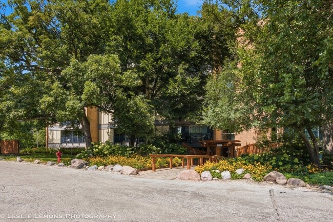 Building Photo - 6000 Oakwood Dr Unit 3H
