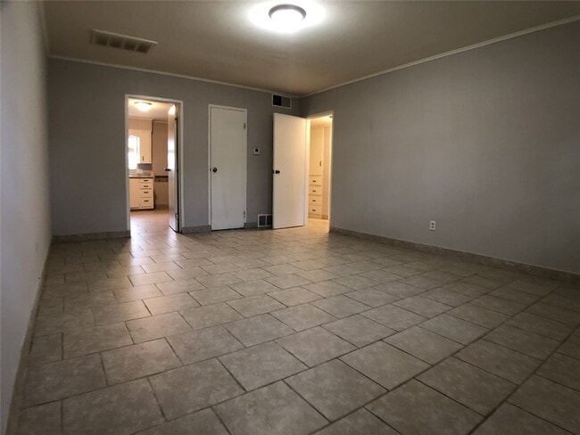 Photo - 908 Young St