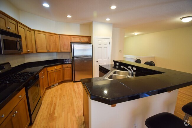 Building Photo - NEW LOWERED RENT!!!  $1,000 Move-in Specia... Rental