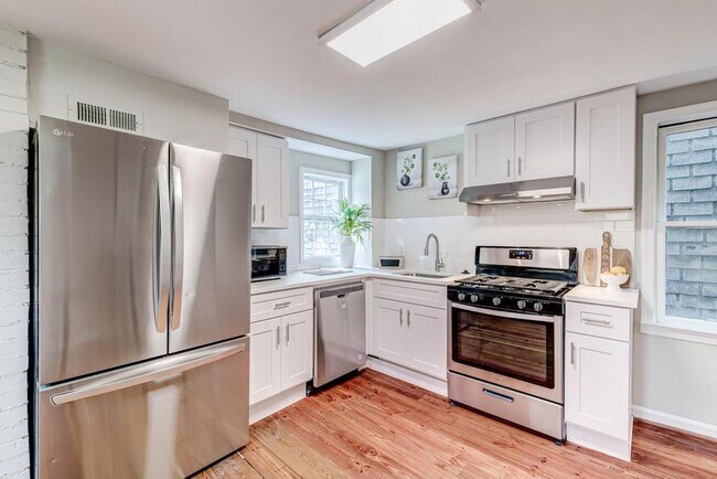 Photo - 2 Level Condo with parking, close to metro, utilities included!