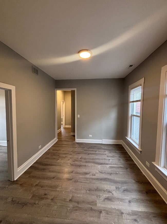 Photo - 1355 E 76th St Unidad 2