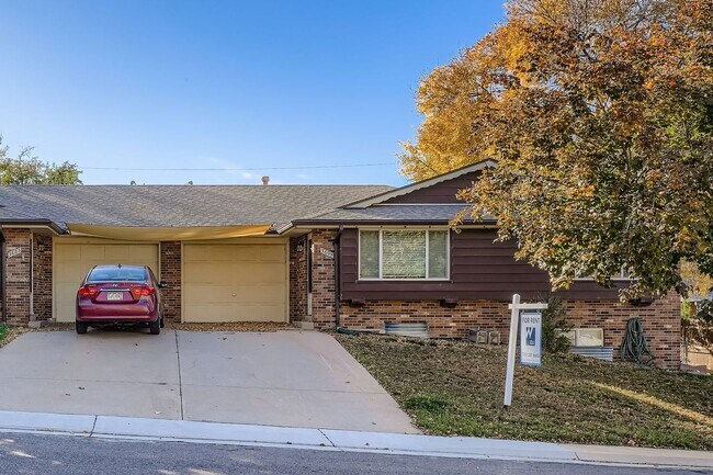 Building Photo - 4 Bed 2.5 Bath Duplex with Private Fenced ...