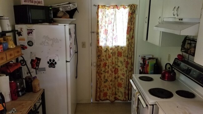 Photo - VIDEOTOUR: Want To Live Near Downtown Bend? Adorable Cottage Available Soon! PETS WELCOME