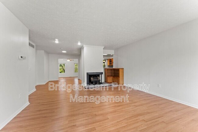 Photo - 924 Tradewind Dr