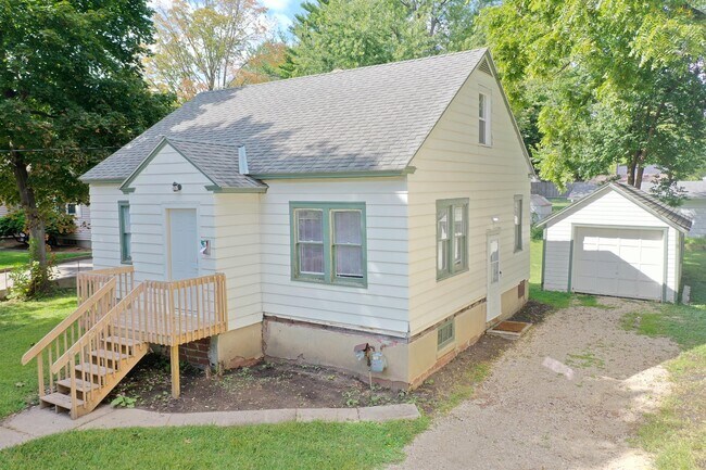 Building Photo - 707 7th St NW