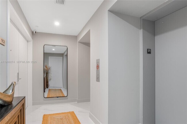 Photo - 700 NE 24th St Unidad 901