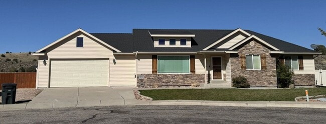 Building Photo - 5240 Woodland Pointe Cir