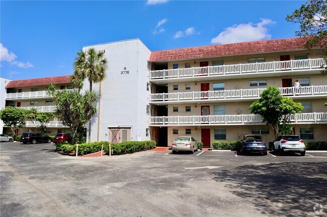 Building Photo - 3776 Inverrary Blvd Unit 301R Rental