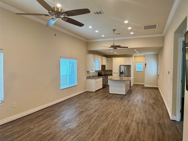 Building Photo - 3807 Fox St Rental