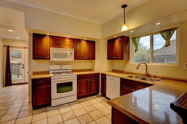 Photo - 628 Gladstone St