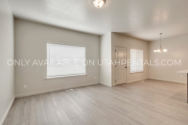 Photo - 793 N 2560 E