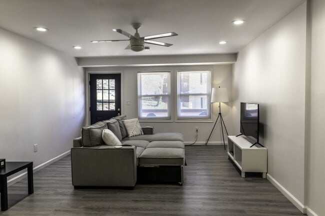 Photo - 916 Highview St