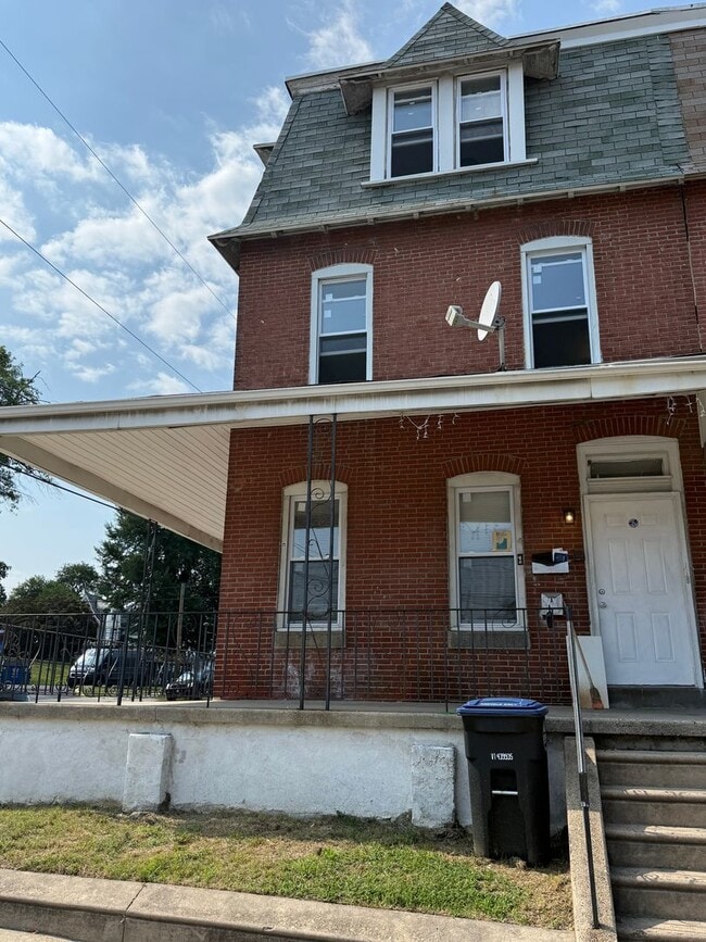 Building Photo - 336 W 8th St Unit Apt. B