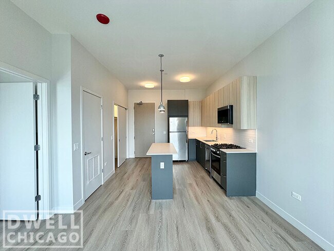 Photo - 630 N May St