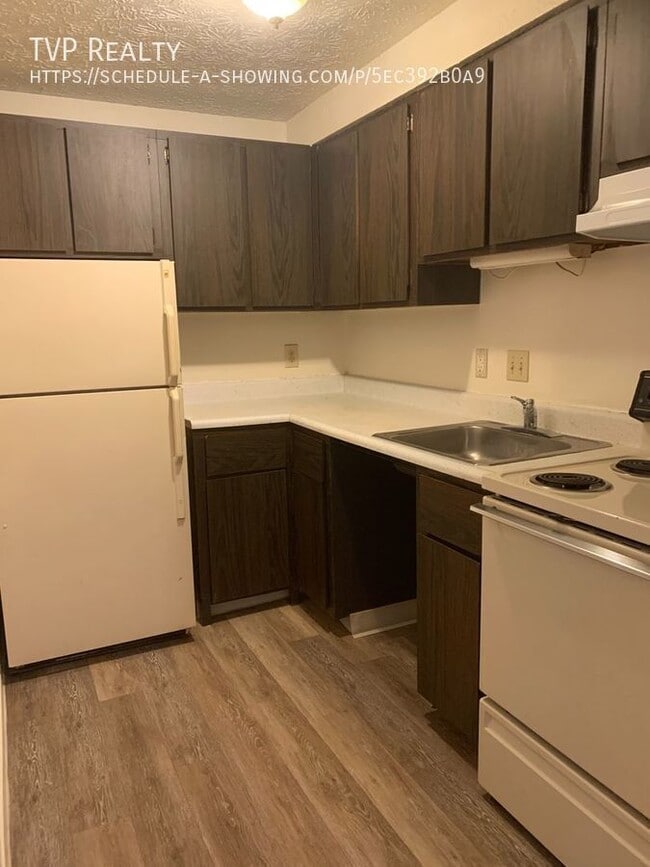 Photo - 1454 W River Rd N