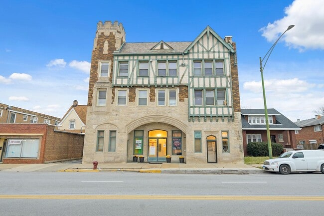 2324 W 111th