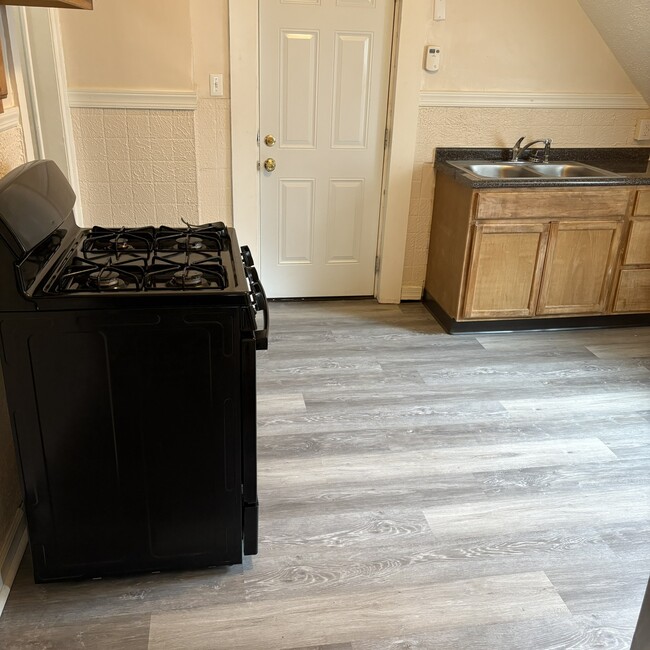 Photo - 953 W 17th St Unit Up Stairs B