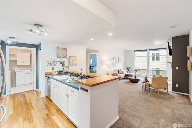 Building Photo - Amazing West Seattle 2 bedroom 2 bath W/S/G and 2 parking spots included! Unit 413