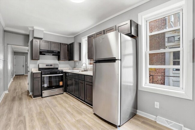 Building Photo - 216 Mott St Unit 216 Mott-2