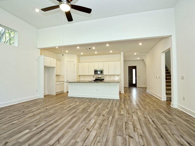 Photo - 402 Zennia St