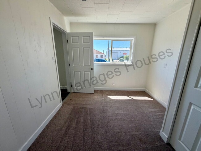 Building Photo - Updated Single Family Home with Fenced Yard