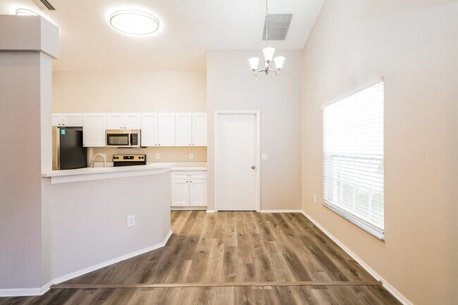 Photo - 1434 Lakehurst Way