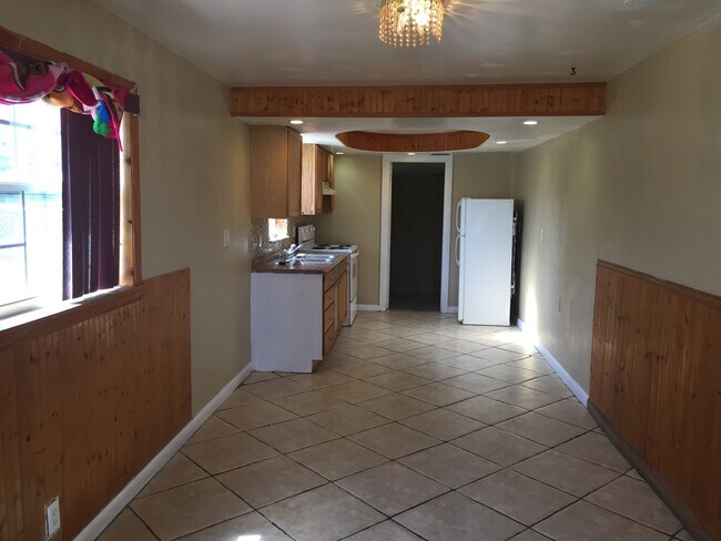 Photo - Large 4-2 with car garage